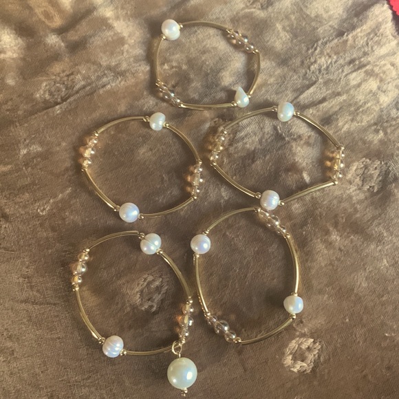 Stackable 5 pearl bracelets - Picture 2 of 3